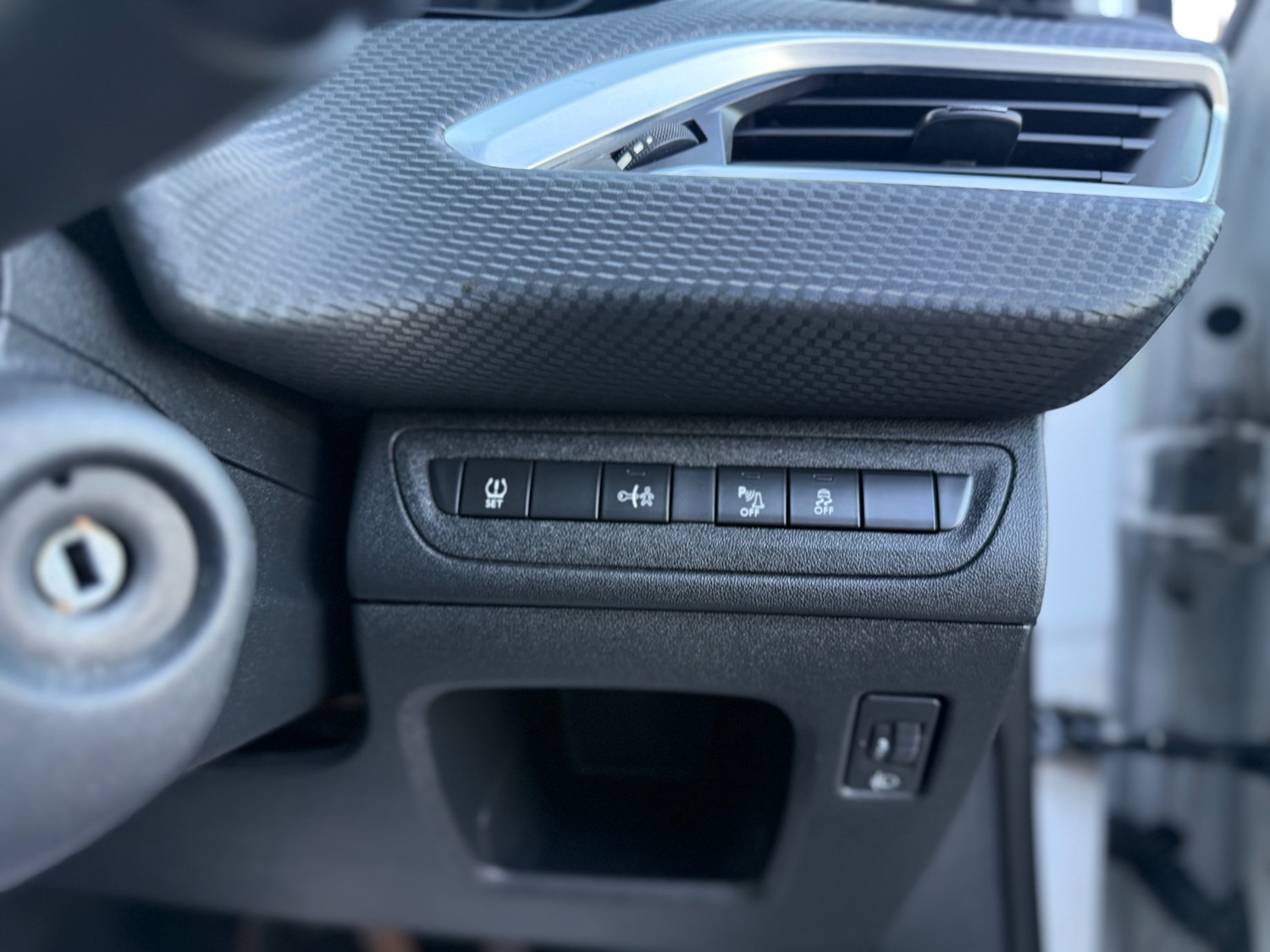 Used Peugeot 2008 2015 for sale - 78045773: Photo 12