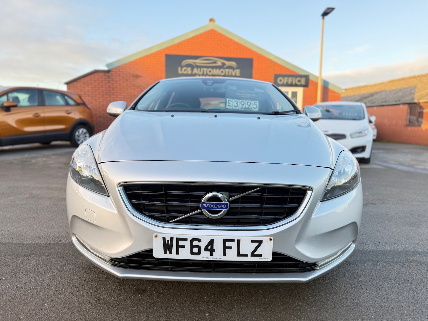 Used Volvo V40 2014 for sale - 76605510: Photo 2