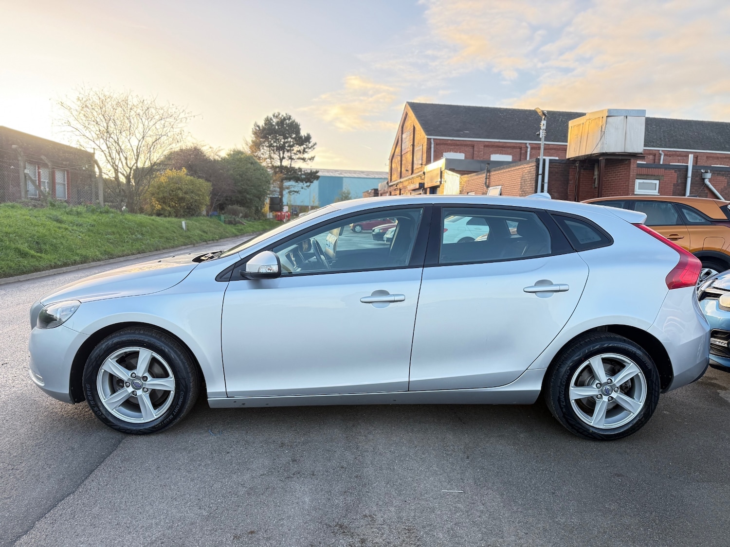 Used Volvo V40 2014 for sale - 76605510: Photo 4