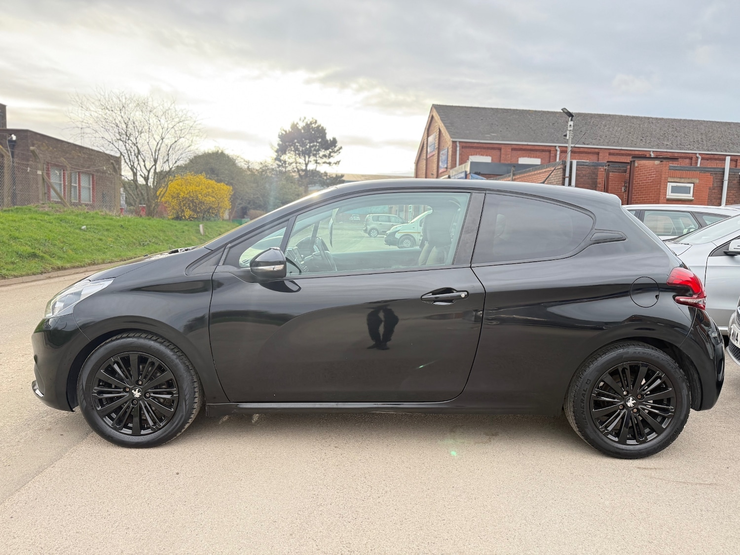Used Peugeot 208 2017 for sale - 77906814: Photo 4