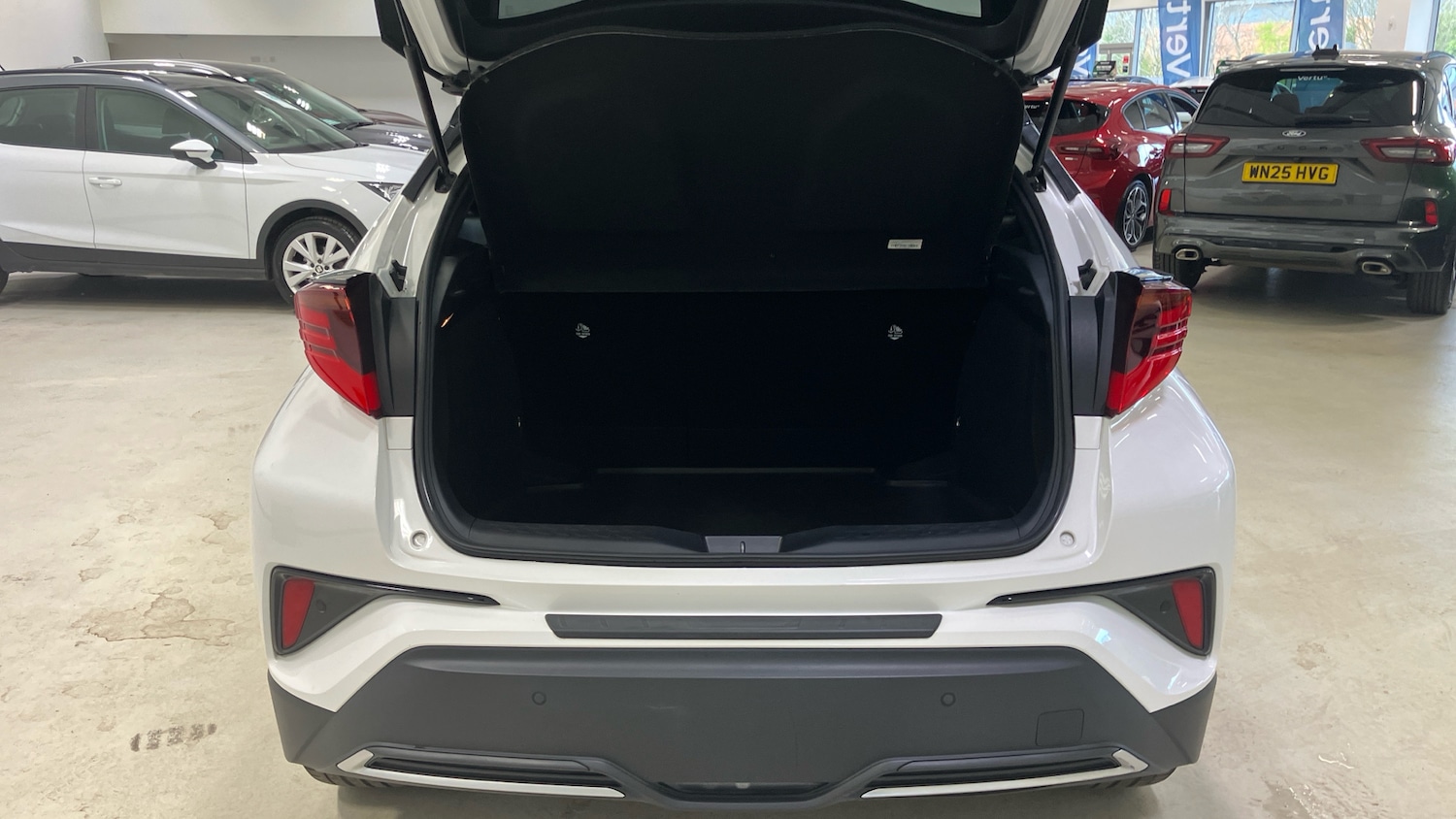 Used Toyota C-HR 2023 for sale - 78031436: Photo 4