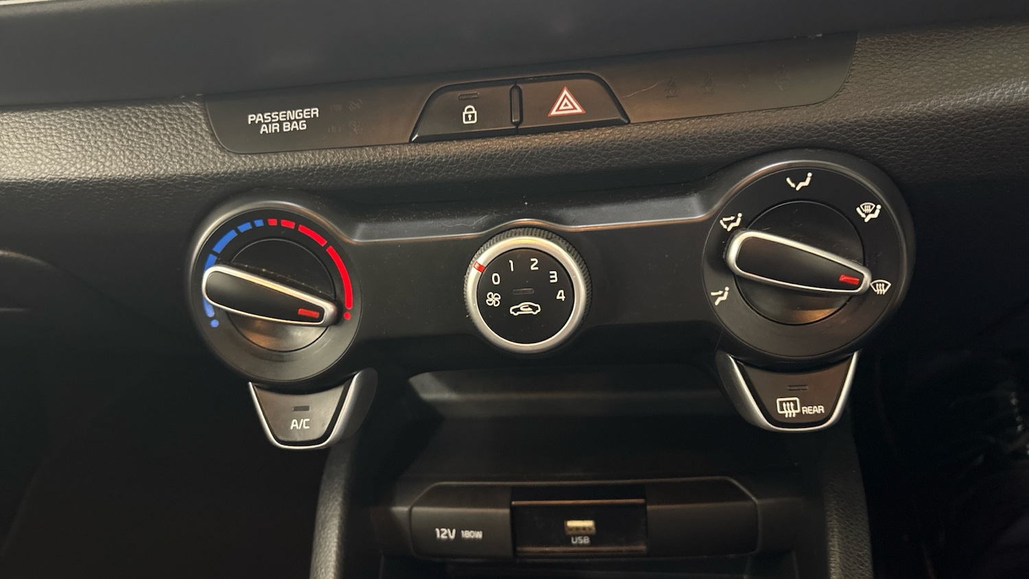 Used Kia Stonic 2022 for sale - 76776341: Photo 30