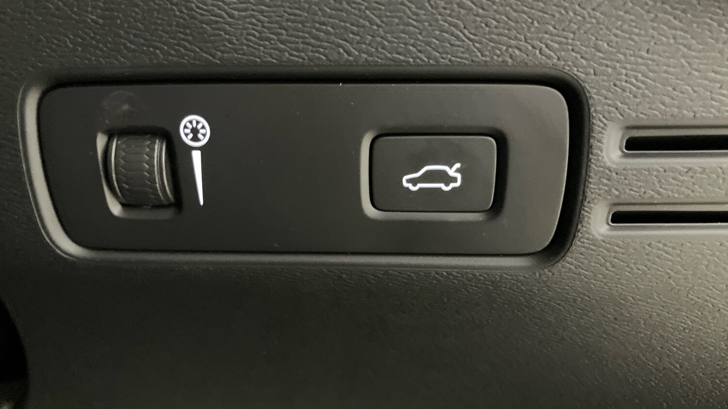 Used Volvo XC40 2021 for sale - 77898712: Photo 33