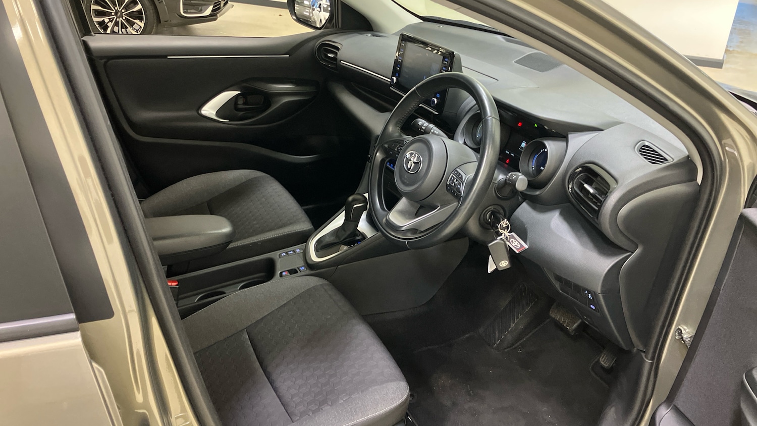 Used Toyota Yaris 2023 for sale - 77019136: Photo 42