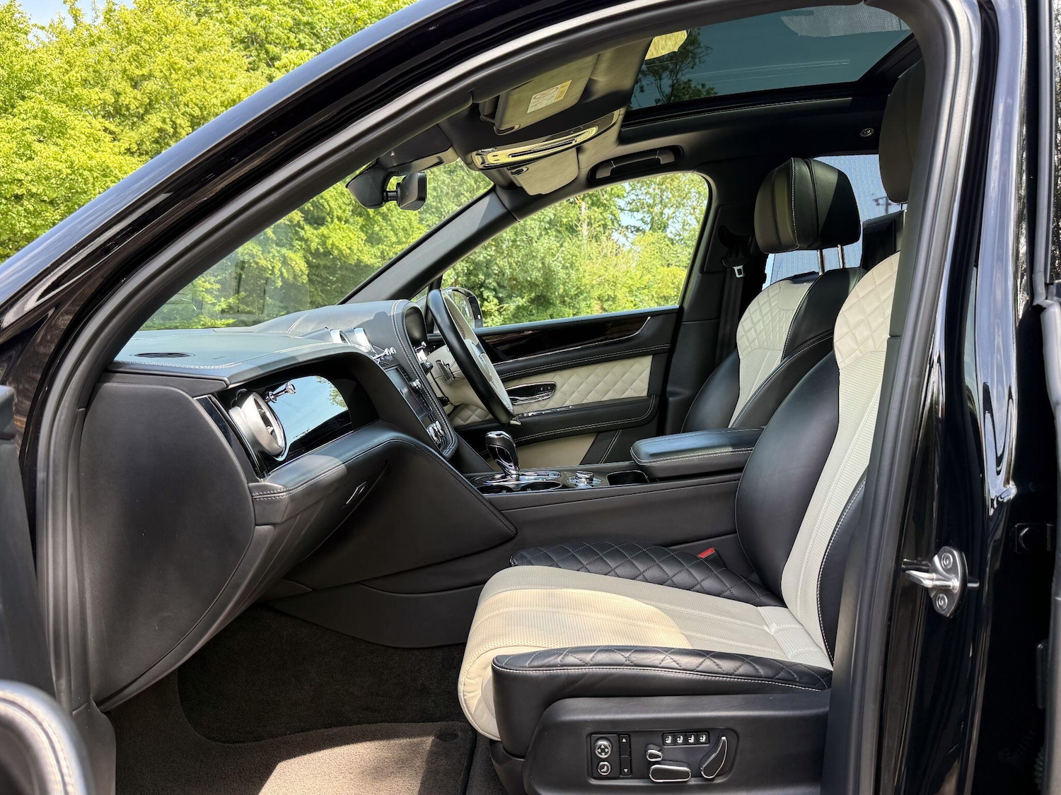 Used Bentley Bentayga 2017 for sale - 76424425: Photo 3