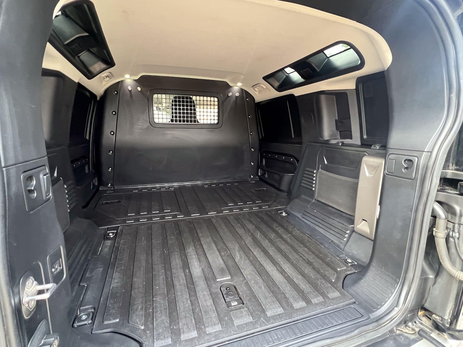 Used Land Rover Defender 2021 for sale - 77039925: Photo 25