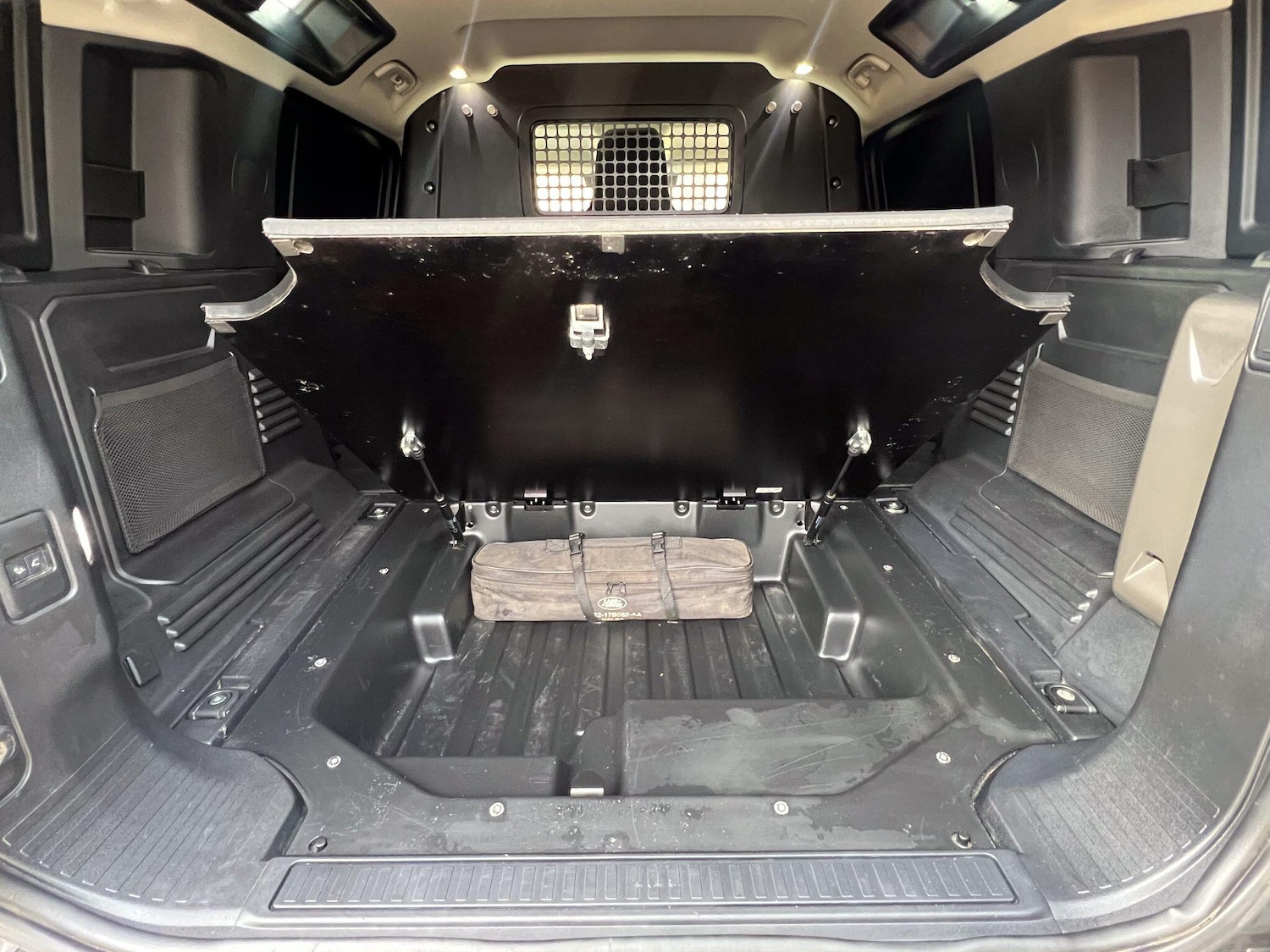 Used Land Rover Defender 2021 for sale - 77039925: Photo 28