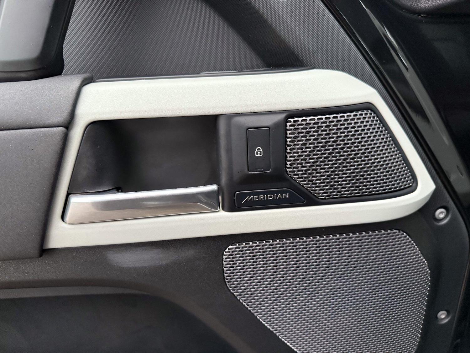 Used Land Rover Defender 2021 for sale - 77039925: Photo 8