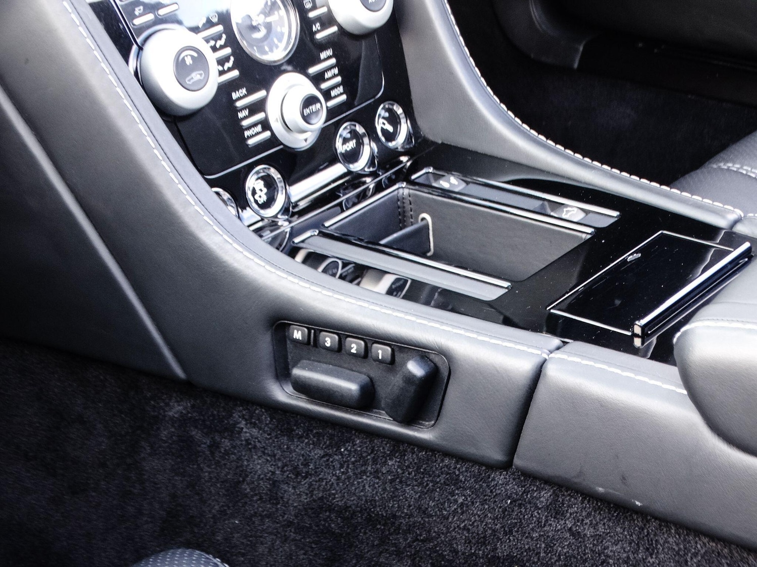 Used Aston Martin DB9 2011 for sale - 78033932: Photo 14