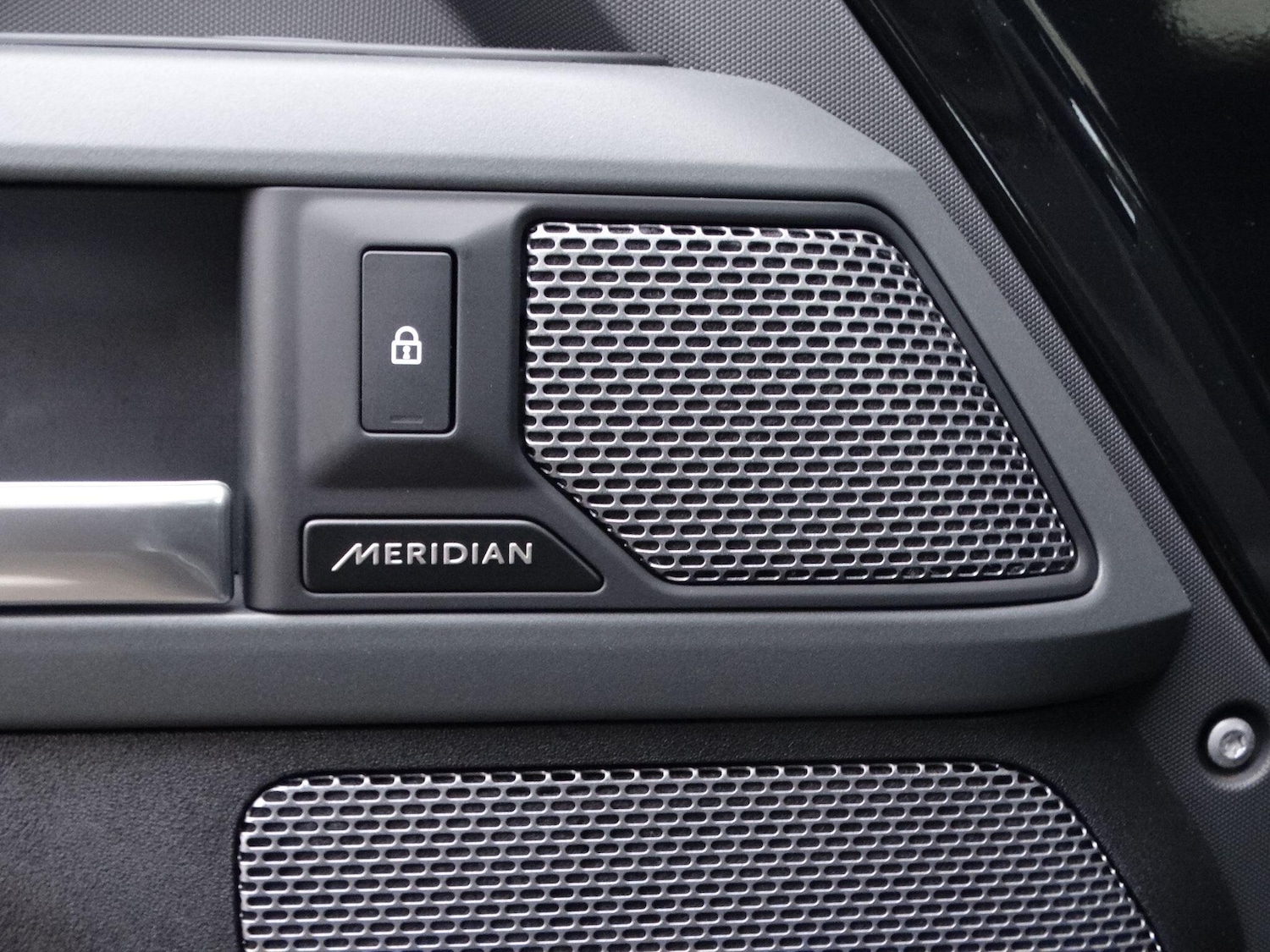 Used Land Rover Defender 110 for sale - 76433344: Photo 18