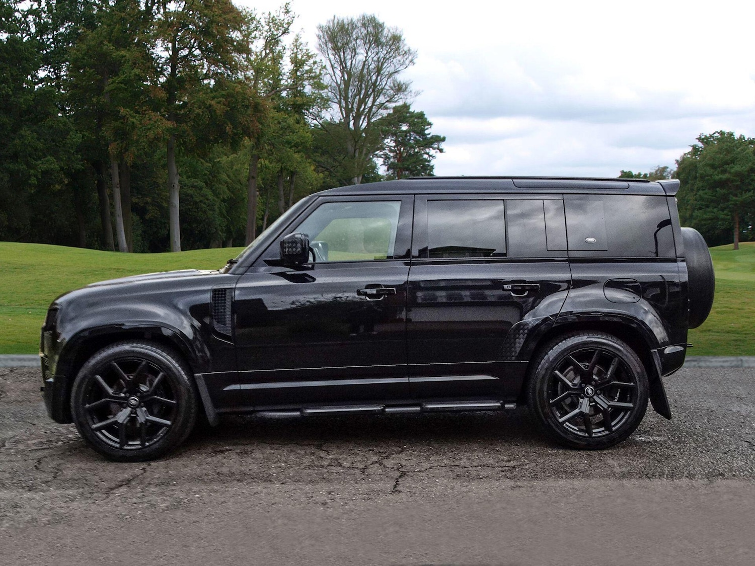 Used Land Rover Defender 110 for sale - 76433344: Photo 2