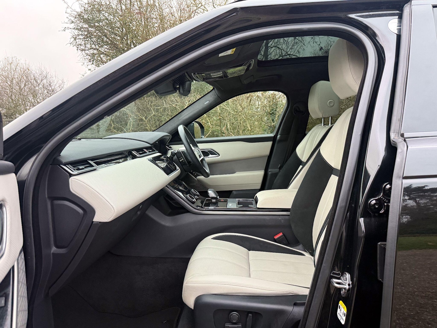 Used Land Rover Range Rover Velar 2023 for sale - 77039932: Photo 3