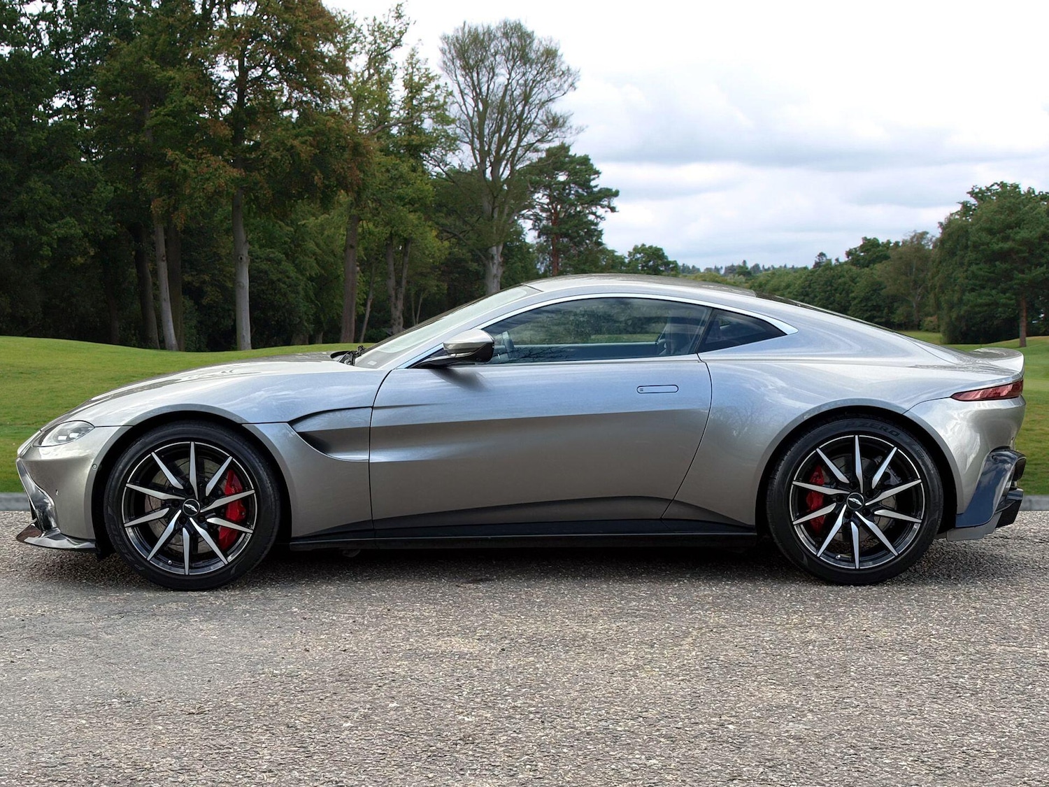 Used Aston Martin Vantage 2019 for sale - 77925533: Photo 2