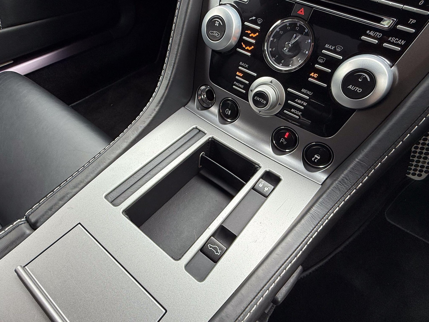 Used Aston Martin Vantage 2010 for sale - 76562515: Photo 17