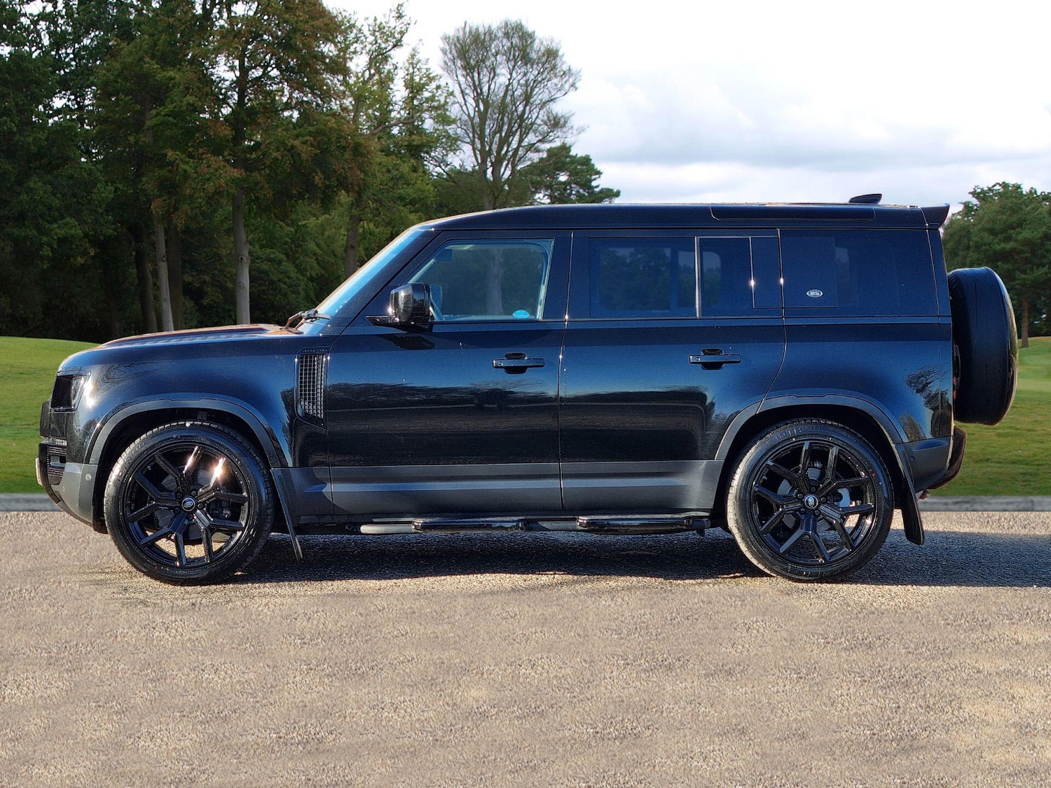 Used Land Rover Defender 2021 for sale - 76645592: Photo 2