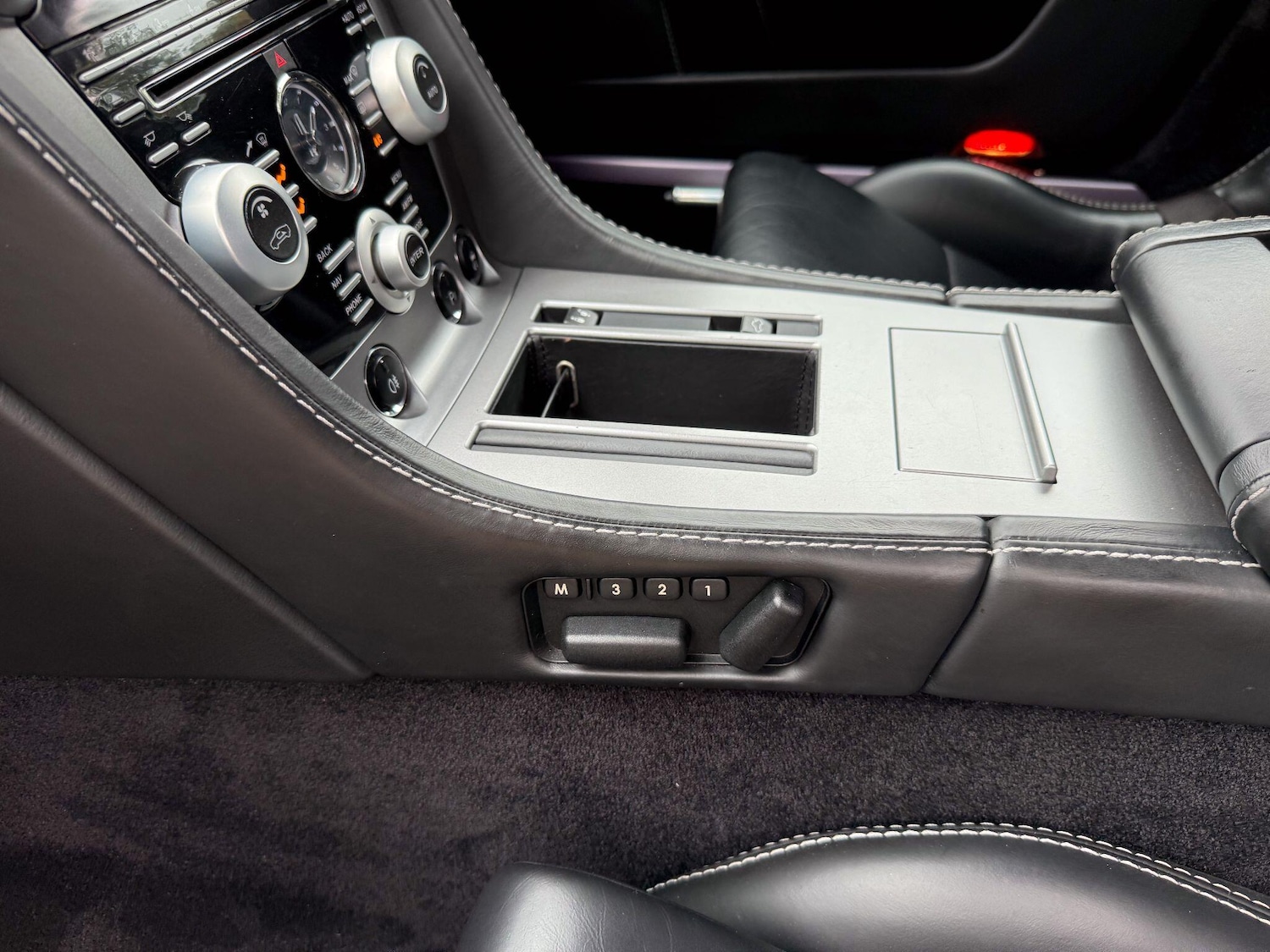 Used Aston Martin Vantage 2010 for sale - 77646929: Photo 13