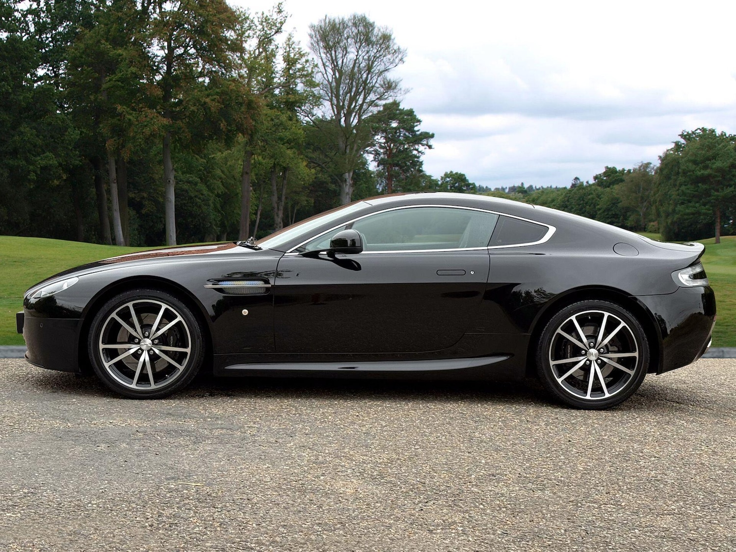 Used Aston Martin Vantage 2010 for sale - 77646929: Photo 2