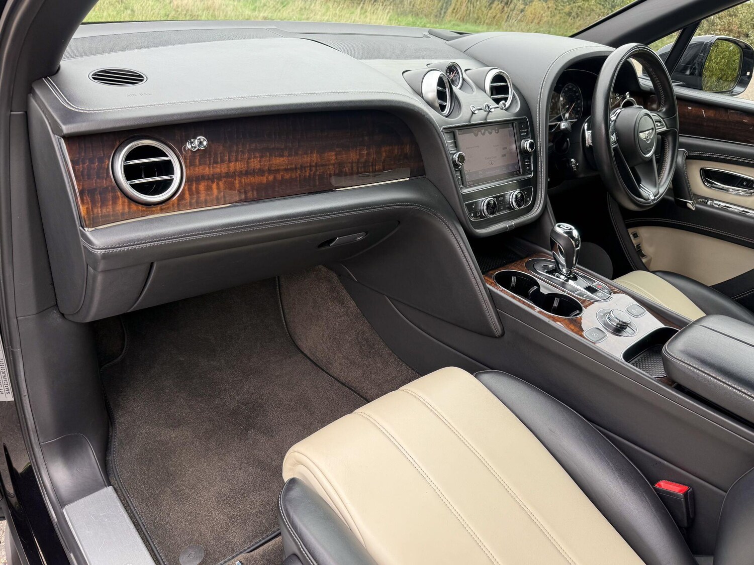 Used Bentley Bentayga 2017 for sale - 76227740: Photo 12