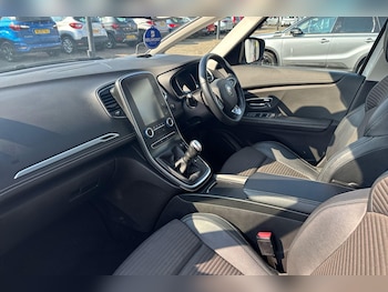Used Renault Scenic 2017 for sale - 76166787: Photo 2