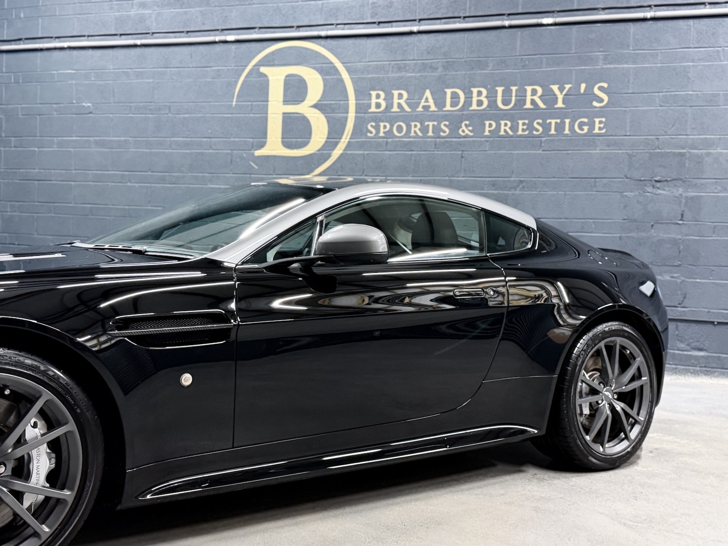 Used Aston Martin Vantage 2015 for sale - 77261678: Photo 24