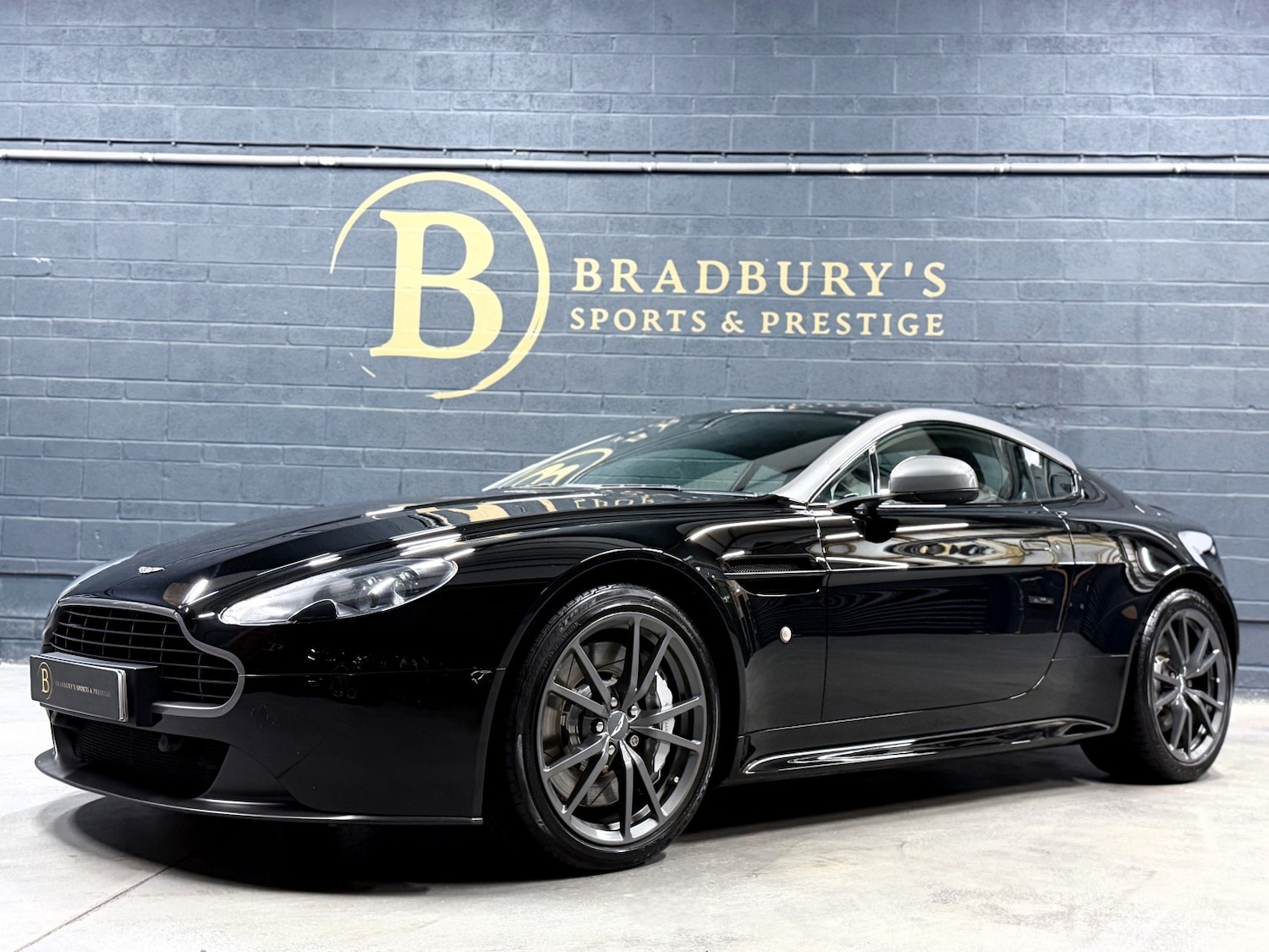 Used Aston Martin Vantage 2015 for sale - 76699358: Photo 1