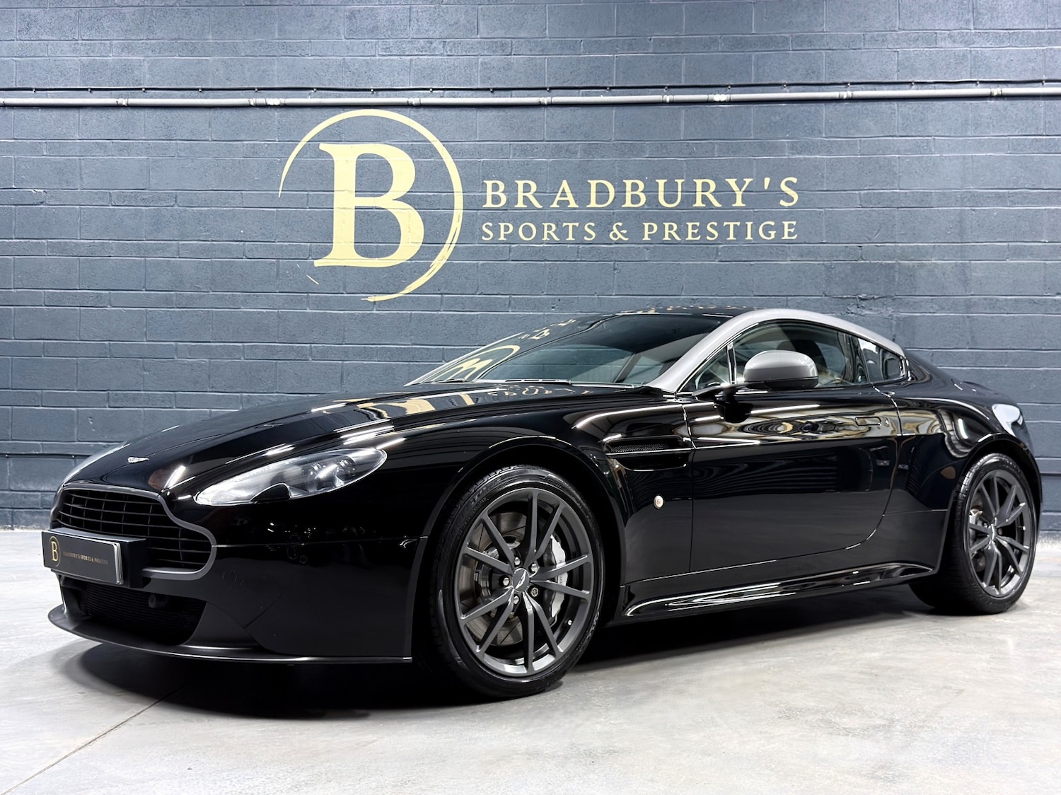 Used Aston Martin Vantage 2015 for sale - 76699358: Photo 2