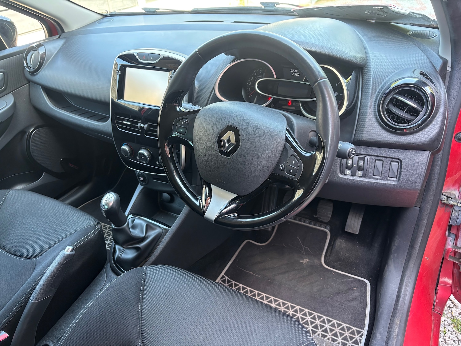 Used Renault Clio 2016 for sale - 77292876: Photo 35