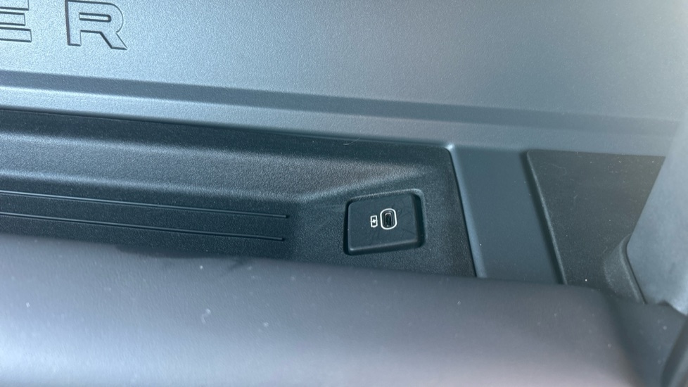 Used Land Rover Defender 2025 for sale - 77071039: Photo 42