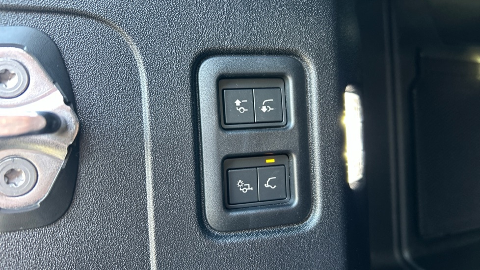 Used Land Rover Defender 2025 for sale - 77071039: Photo 47