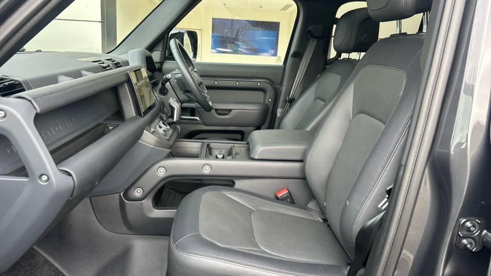 Used Land Rover Defender 2023 for sale - 76434819: Photo 3