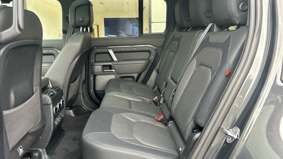 Used Land Rover Defender 2023 for sale - 76434819: Photo 4