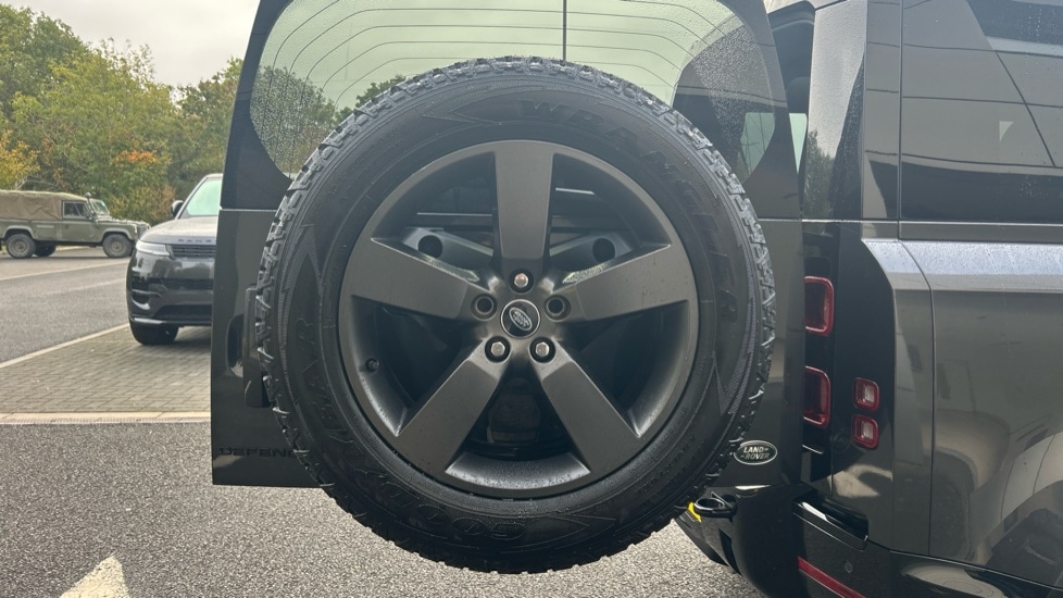 Used Land Rover Defender 2023 for sale - 76434819: Photo 50