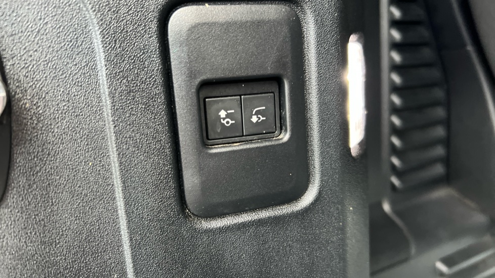 Used Land Rover Defender 2022 for sale - 76959932: Photo 24