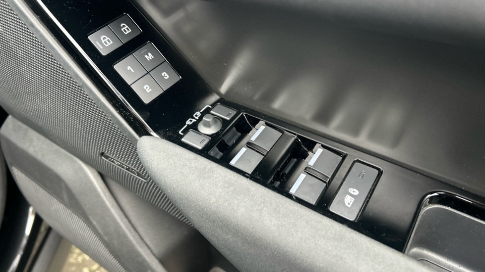 Used Land Rover Range Rover Velar 2024 for sale - 76872037: Photo 41