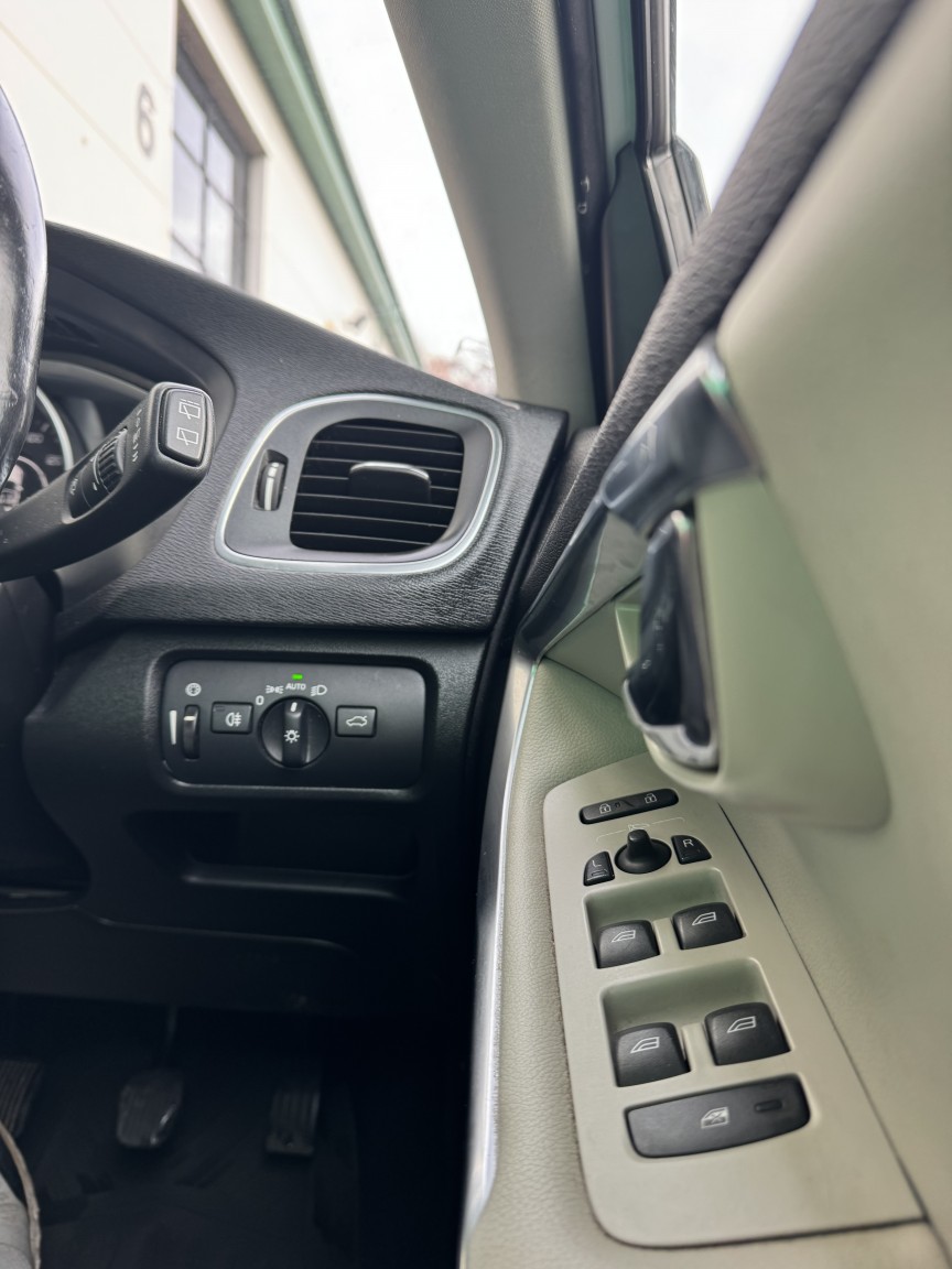 Used Volvo V40 2014 for sale - 77643745: Photo 25