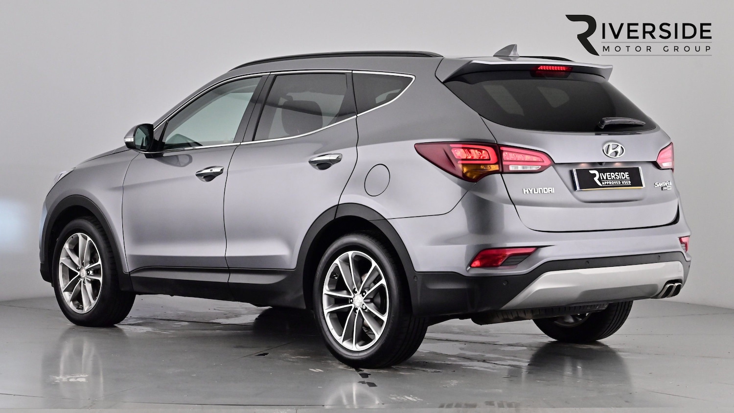 Used Hyundai Santa Fe 2017 for sale - 76552309: Photo 2