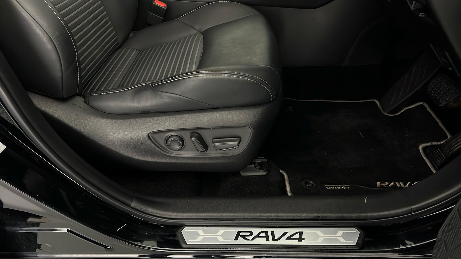 Used Toyota RAV4 2021 for sale - 76640211: Photo 32