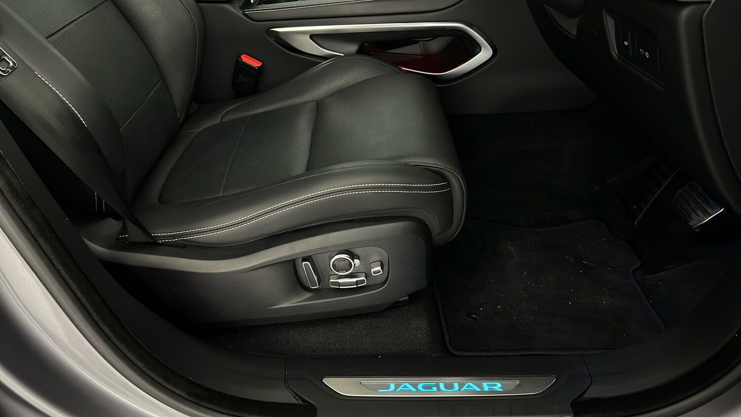 Used Jaguar F-Pace 2024 for sale - 76494073: Photo 32