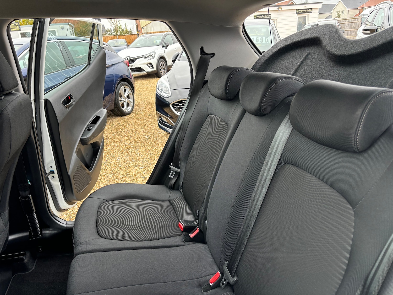 Used Hyundai i10 2018 for sale - 76357780: Photo 9
