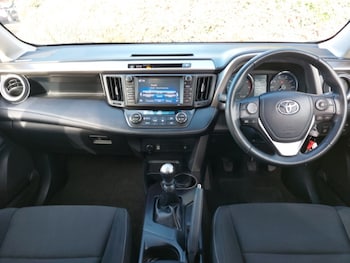 Used Toyota RAV4 2017 for sale - 76180620: Photo 2