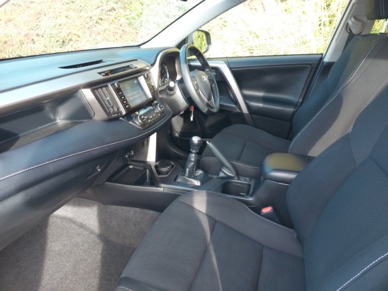 Used Toyota RAV4 2017 for sale - 76180620: Photo 5