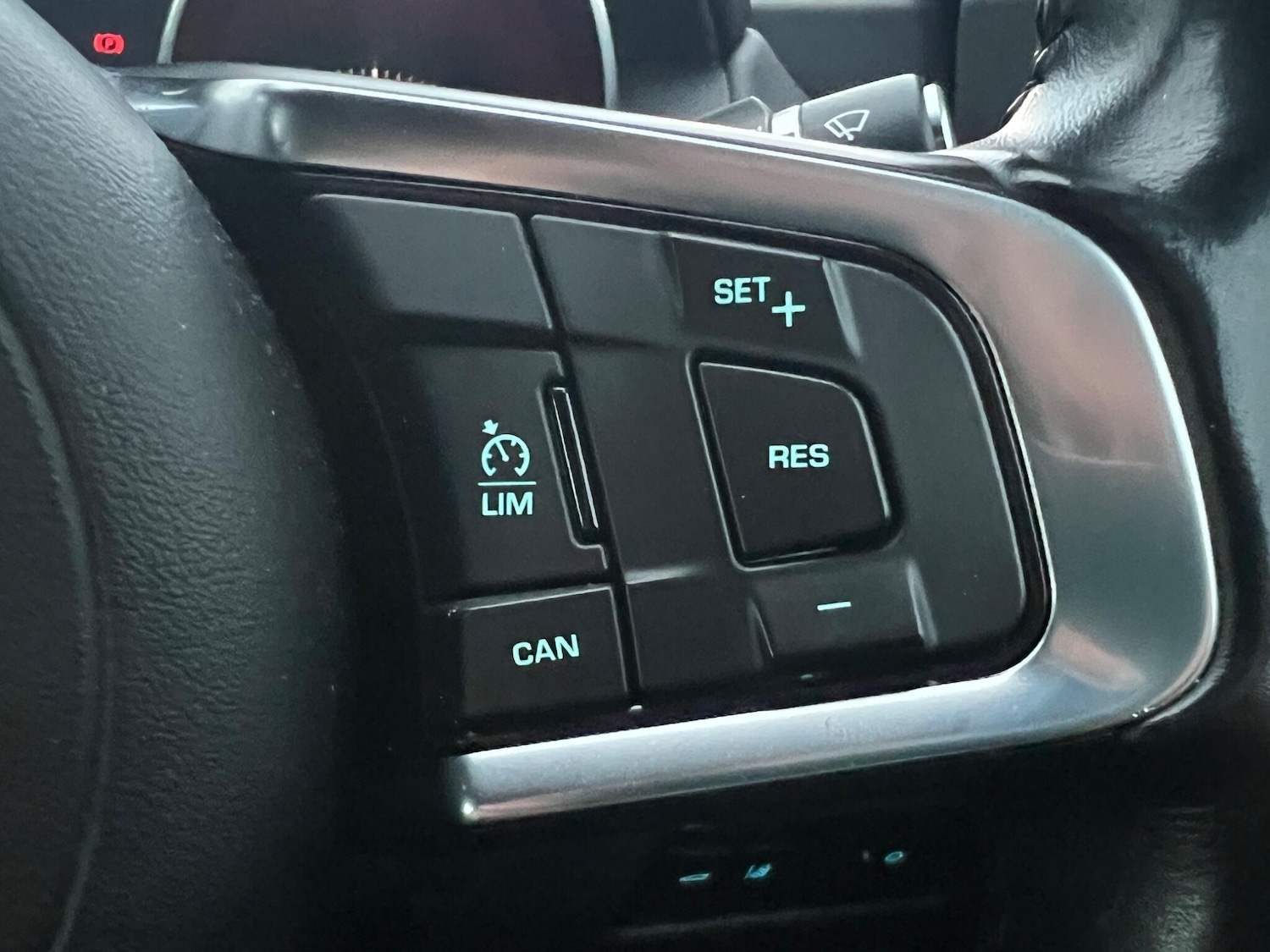 Used Jaguar XE 2016 for sale - 76397969: Photo 25