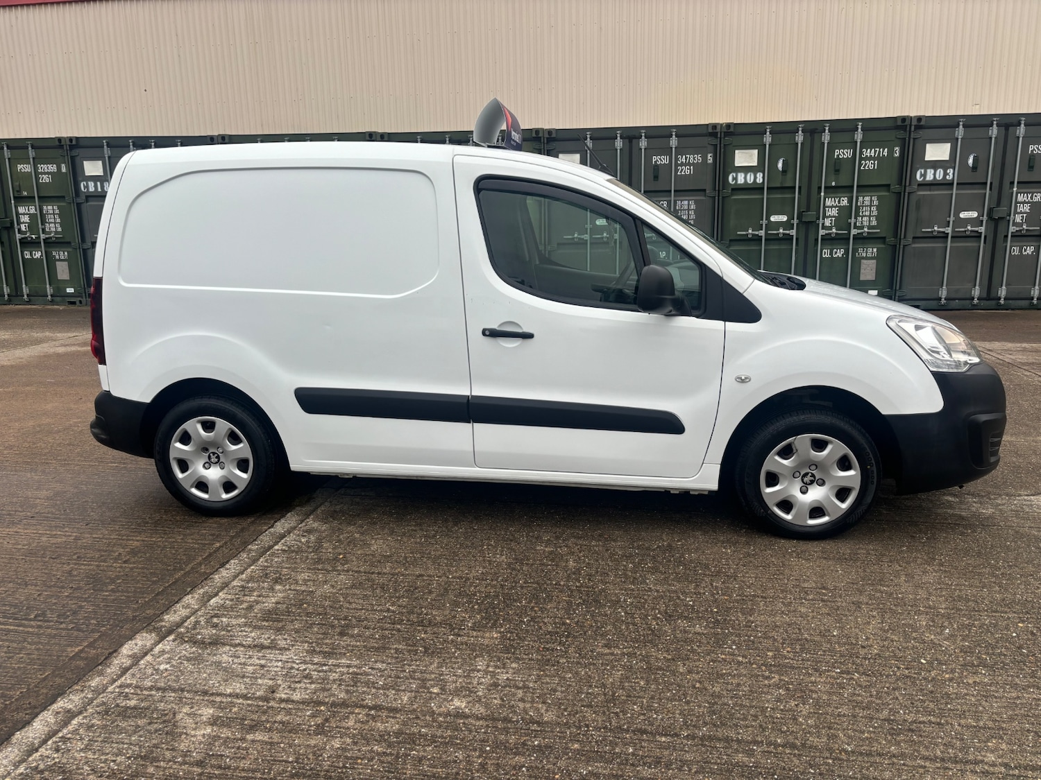 Used Peugeot Partner 2017 for sale - 76263851: Photo 2