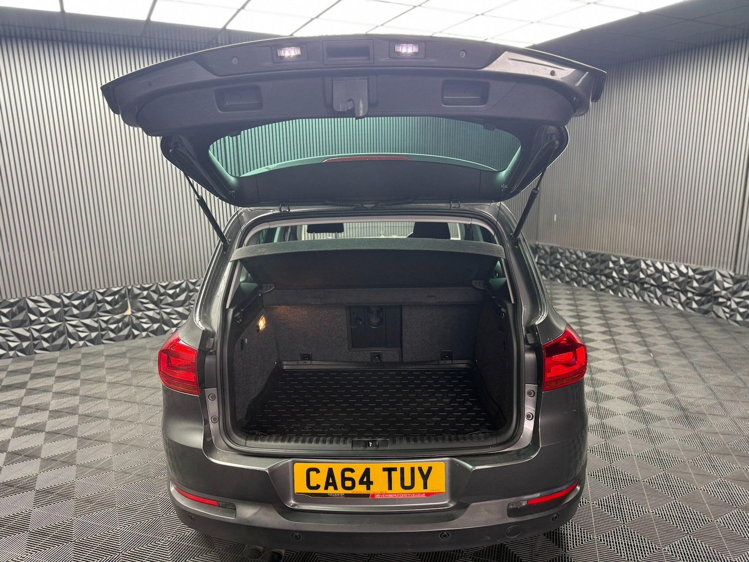 Used Volkswagen Tiguan 2015 for sale - 76592345: Photo 56