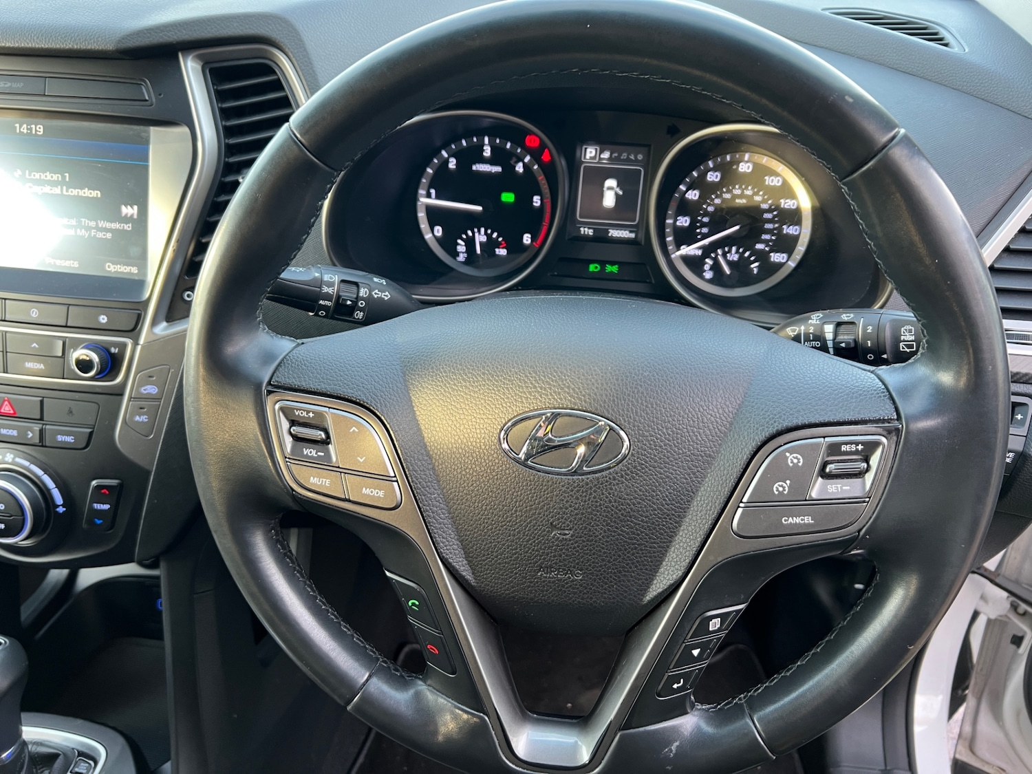 Used Hyundai Santa Fe 2018 for sale - 76942300: Photo 31