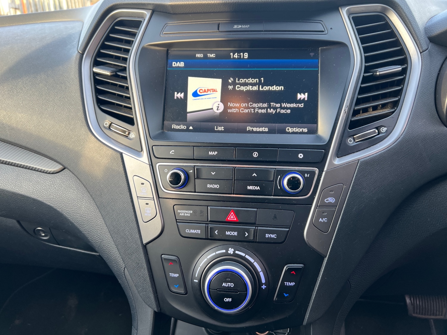 Used Hyundai Santa Fe 2018 for sale - 76942300: Photo 33