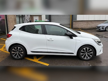 Used Renault Clio 2022 for sale - 76674149: Photo