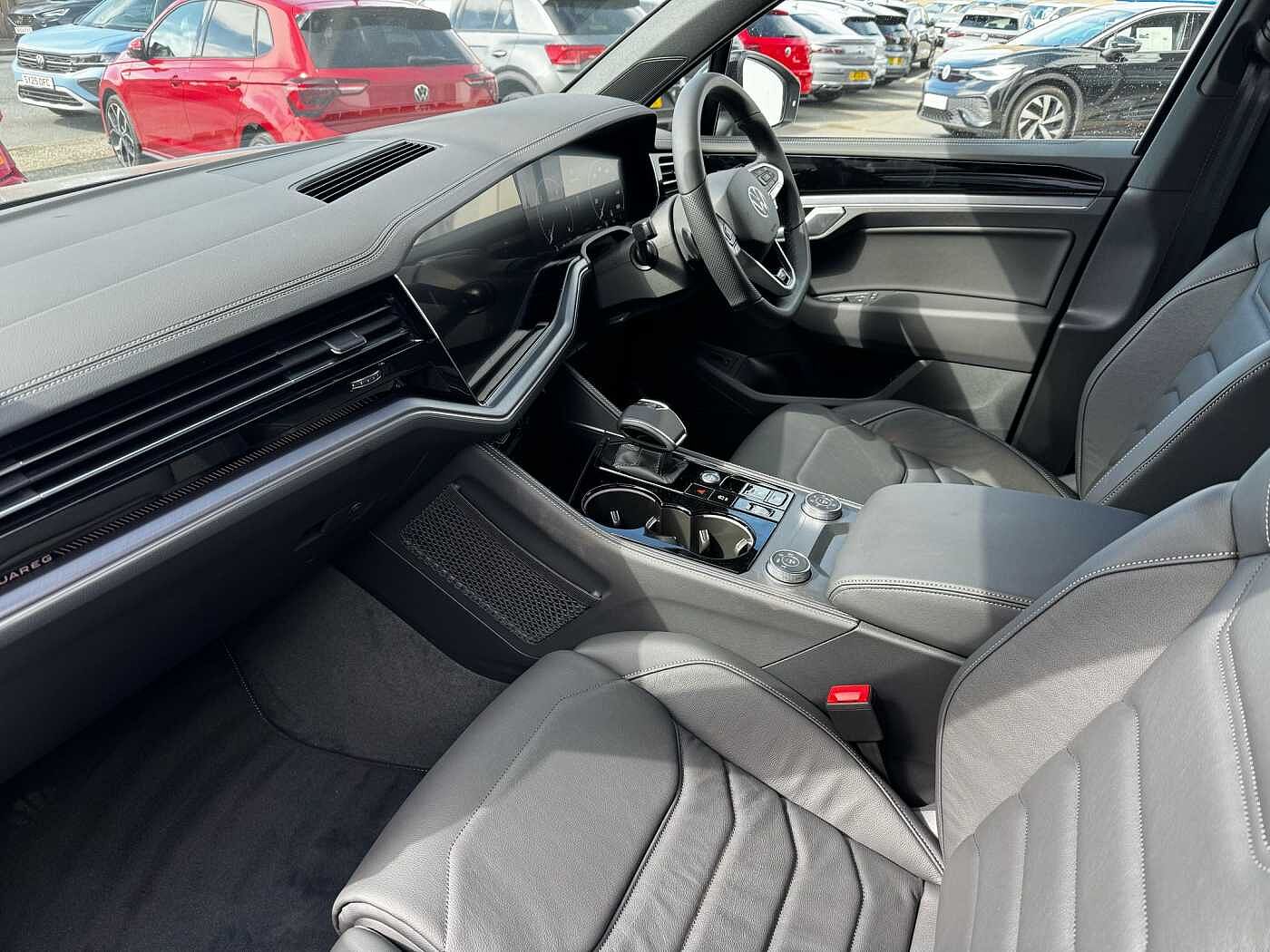 Used Volkswagen Touareg 2025 for sale - 76680205: Photo 2