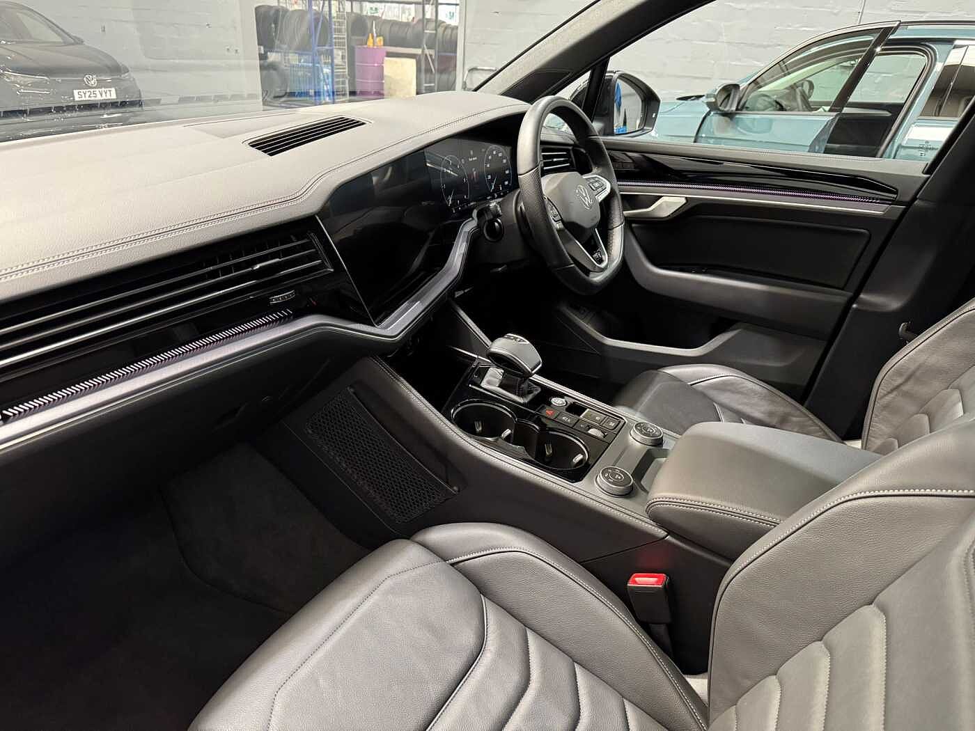 Used Volkswagen Touareg 2025 for sale - 76680260: Photo 2