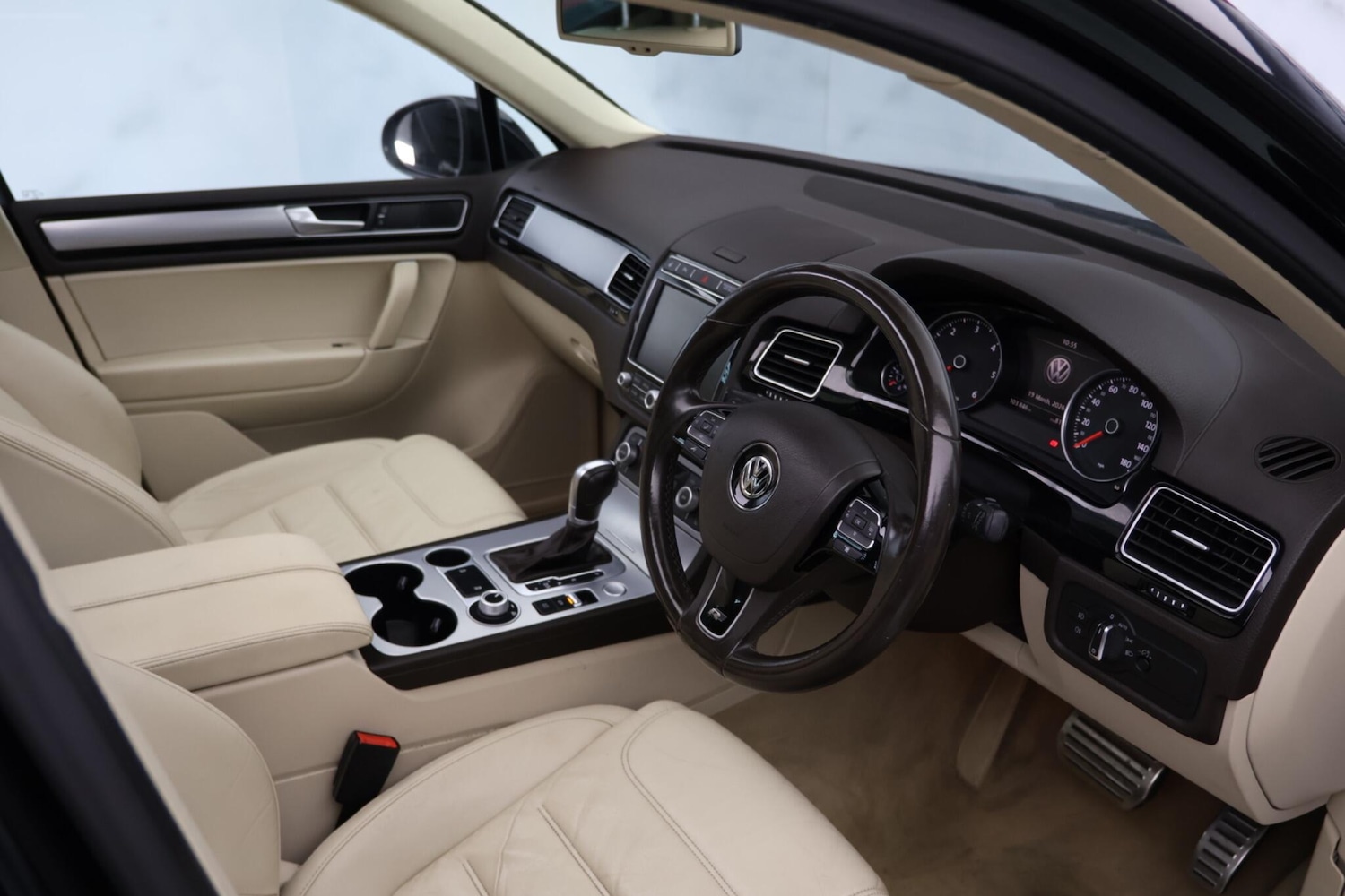 Used Volkswagen Touareg for sale - 77958287: Photo 2